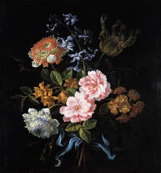 Boeket van papaveranemonen, rozen, dubbele campernelle, een hyacint, een tulp en auricula gebonden met een lint