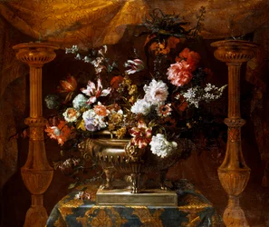Stilleven met bloemen in een zilveren vaas met parfumbranders, ca. 1690-99