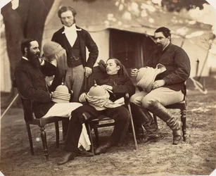 Groepsportret bij het kamp van de gouverneur-generaal, L-R: Maj Jones, Mr. Walters, de gouverneur, 1858-61
