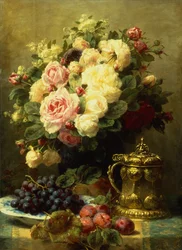 Een vaas met rozen en een bierpul op een tafel