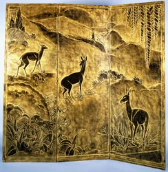 Een drievoudig lakscherm, herten in een landschap van heuvels