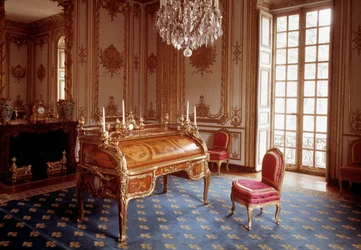 Louis XV-stijl: bureau met cilinders van het interieurkabinet van Lodewijk XV gerealiseerd door Jean Francois Oeben (1720-1763) en Jean Henri Riesener (1734-1806) 1760-1769 Versailles, Musée du Château