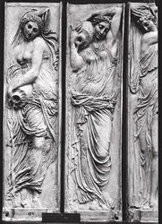 Detail van reliëfs van de Fontein der Onschuldigen die nimfen uitbeelden die de rivieren van Frankrijk personifiëren (detail)