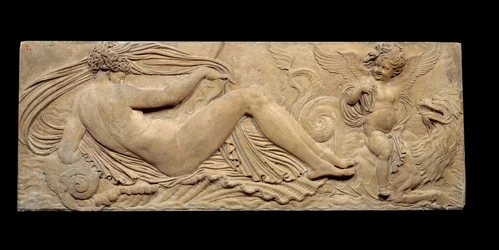 Nimf en kleine genie rijden op een zeepaard; Nimf en Triton omringd door twee kleine genieën. Laag reliëf. Steen sculptuur