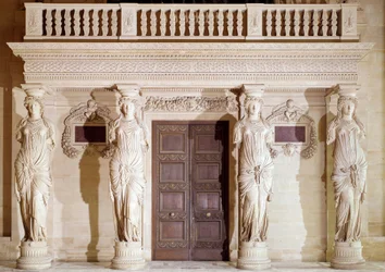 Renaissancearchitectuur: het balkon van de Kariatiden. Stenen beeldhouwwerk van Jean Goujon (1510-1567), 16e eeuw, Parijs, Louvre