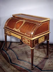 Meubilair Louis XVI: bureau van de koningin van Frankrijk Marie Antoinette (Marie-Antoinette) (1755-1793) gemaakt in amarant, rozenhout, brons en eik door Jean Henri Riesener (1734-1806) 1784 Parijs, Louvre Museum