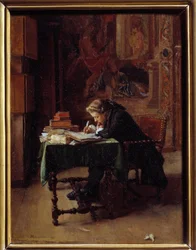 Jonge man die schrijft in zijn kantoor
