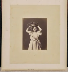 [Portret van een vrouw met krans].