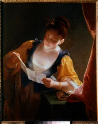 Jonge vrouw die een brief leest