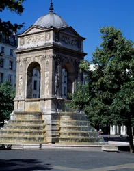 Architectuur: uitzicht op de fontein van de Onschuldigen. Ontworpen door architecten Jean Goujon, Augustin Pajou en Pierre Lescot. 1546-1549. Place Joachim du Bellay, Parijs.