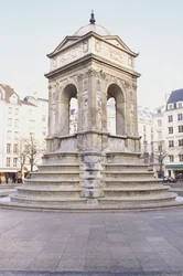 Parijs, Fontaine des Innocents, stenen fontein met trappen
