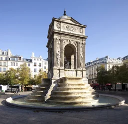 Uitzicht op de Fontaine des Innocents, in renaissancestijl, monumentale fontein gebouwd in 1549 onder het bewind van Hendrik II