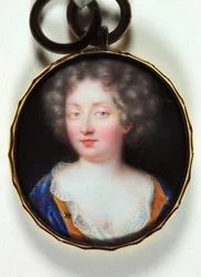 Een dame in een oranje gevoerde blauwe jurk