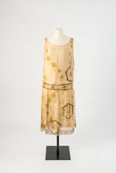 Gele zijden chiffon avondjurk geborduurd met gele floss zijde, pailletten, bugle kralen en gele briljanten, ca. 1926