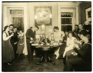Alice Foote MacDougal vermaakt een groep zeelieden in haar kleine appartement in Old War, Greenwich Village, New York, USA, c.1917-18