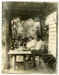 Stel zittend in tuin, ca. 1905-40