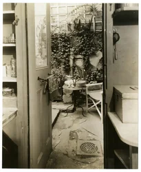 Huis van George en Mary Stonehill, kunstenaars, uitzicht vanaf keukendeur, Greenwich Village, New York, VS, ca. 1936-37