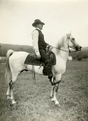 Homer Davenport cartoonist op zijn Arabische paard, ca. 1905-12