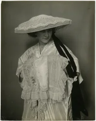 Jumble Bros?, Lingerie hoed en mof, ca. 1905-11