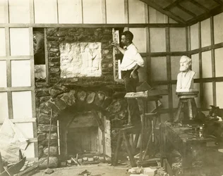 Karl Bitter (beeldhouwer) bouwt zelf zijn open haard, ca. 1905-15