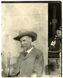 Man met hoed, medaille, ca. 1905-40