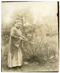 Mevrouw Alzirc Hewitt Wade - 88 jaar oud - in de tuin in Ossining, NY, c.1905-28