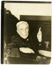 Mevrouw Mary Moore, Brookline, Mass., 91 jaar oud, een ballade voordragend, ca. 1905-27