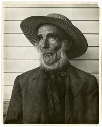 Oude man met strohoed, c.1905-40