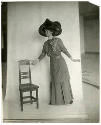 "Neem plaats" Correcte houding van benen, lichaam, armen en handen, ca. 1905-18