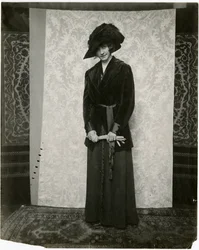 Rood fluwelen pak met geplooide rok, Arnold & Constable, ca. 1905-18