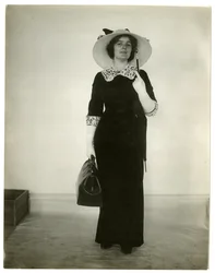 Juiste manier om een tas en paraplu te dragen, c.1905-18