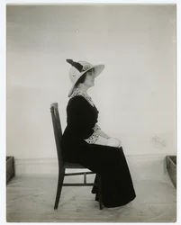 Juiste manier om in een stoel te zitten, c.1905-18