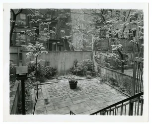achter patio met vogelhuisje, New York, VS, ca. 1905-40