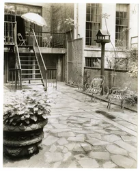 achtertuin patio met vogelhuisje, New York, VS, ca. 1905-40
