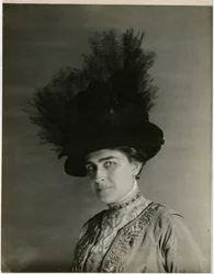 Close-up van gevederde hoed, c.1905-18