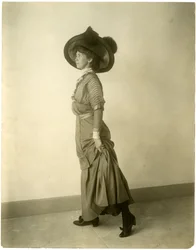model met gevederde hoed, ca. 1905-18