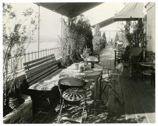 Patio met uitzicht op de rivier, ca. 1936-37