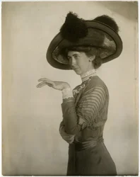 profiel van gevederde hoed, ca. 1905-18
