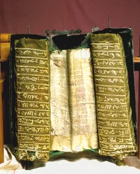 De Samaritaanse Pentateuch-rol in zijn speciaal versierde zilveren behuizing