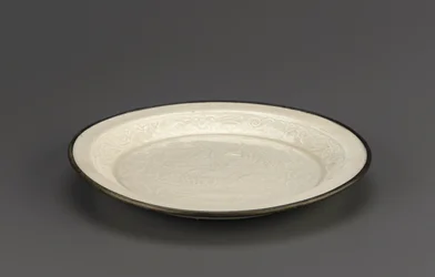 Ding-ware schaal met gegoten decoratie van mandarijneenden, Hebei provincie, 12e-13e eeuw