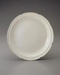 Schaal met bladrand en gesneden decoratie, Hebei-provincie