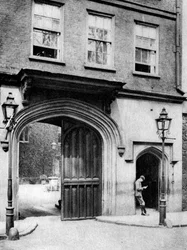 Poort uit de 16e eeuw naar de Charterhouse, Londen