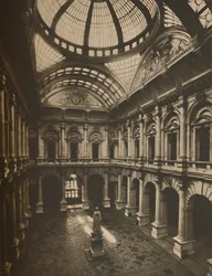 Interieurhof met glazen dak van de Royal Exchange, c1935
