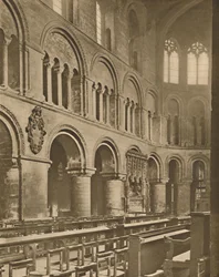 Binnen Grote St. Bartholomews: Raheres Graf in het koor, c1935