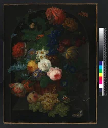 Een mand met bloemen en fruit