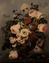 Rozen, anjers, winde en andere bloemen in een vaas op een richel