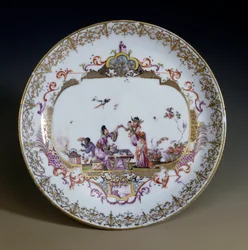 Duitse Kunst: Meissen Porselein. Chinoiserie die Aziatische personages voorstelt die thee drinken. Schotel versierd door Johann Gregor Hoeroldt, circa 1730