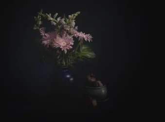 Donker bloemstilleven
