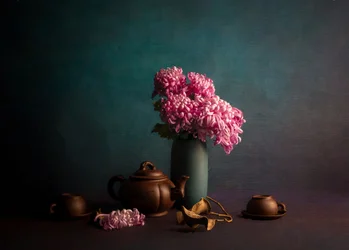 Theetijd met roze chrysanten