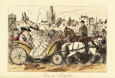 Engelse dame in crinolinen jurk met parasol rijdt met een ponykar door de drukke straten van een klein stadje